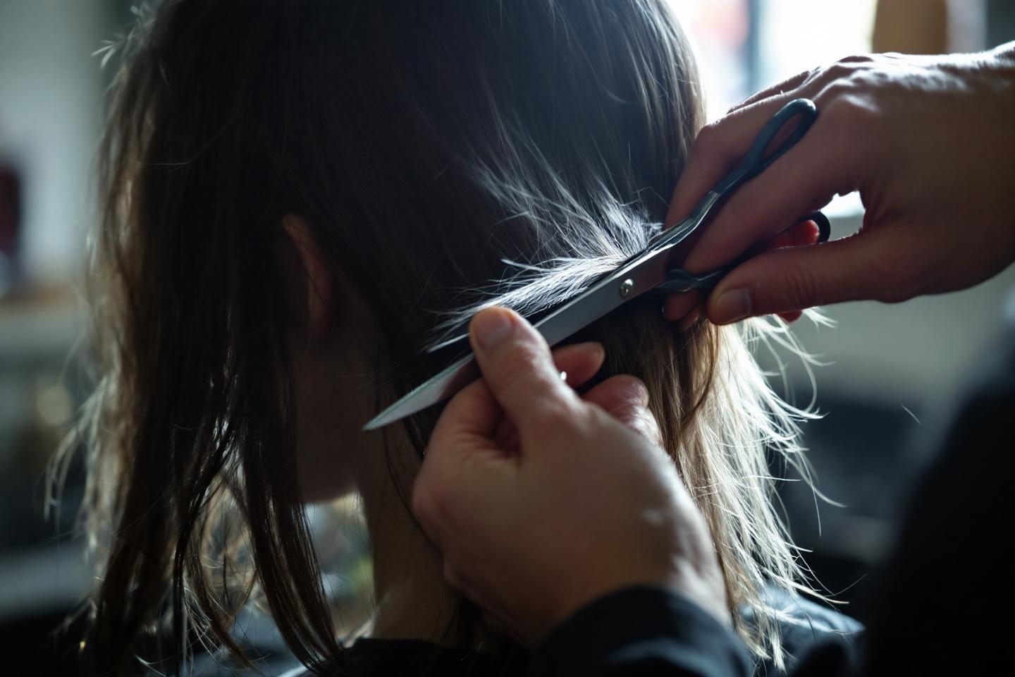 Comment se couper les cheveux au carré plongeant soi-même : tutoriel pas à pas