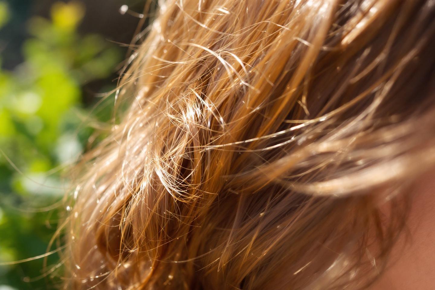 Fourches : comment r&eacute;parer ses pointes fourchues sans couper ses cheveux ?