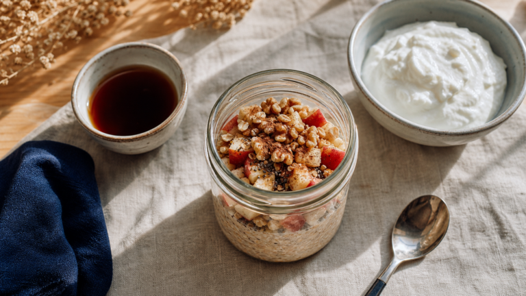 Idées de petit-déjeuner équilibré : overnight oats au skyr, pomme et noix