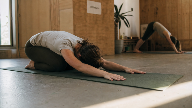 Le yoga pour débutant : 10 postures clés sur tapis