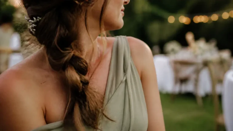 Coiffure mariage invitée tresse sur le côté, cheveux mi-longs